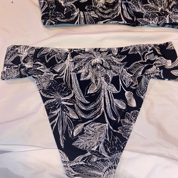 Bikini, women’s size (4-6), white & black design,underwire,padded. - Picture 7 of 11